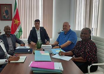 20260318 133441 De Nationale Assemblée (DNA) en internationale partners hebben gesproken over een nauwere samenwerking rond vroegtijdige waarschuwingssystemen in Suriname. Daarbij is ook aandacht gevraagd voor een wettelijke basis voor het Nationaal Coördinatiecentrum voor Rampenbeheersing (NCCR).