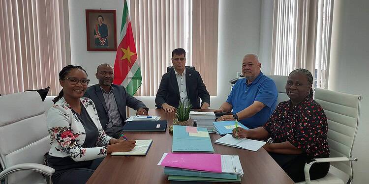 20260318 133441 De Nationale Assemblée (DNA) en internationale partners hebben gesproken over een nauwere samenwerking rond vroegtijdige waarschuwingssystemen in Suriname. Daarbij is ook aandacht gevraagd voor een wettelijke basis voor het Nationaal Coördinatiecentrum voor Rampenbeheersing (NCCR).