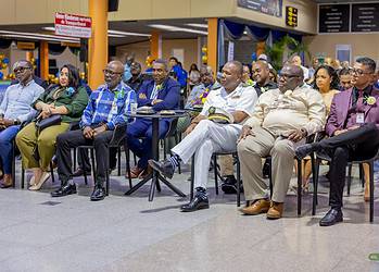 23326 1 Tijdens de viering van het 30-jarig bestaan van NV Luchthavenbeheer op maandag 23 maart 2026 is benadrukt dat de organisatie een belangrijke rol kan spelen in de economische ontwikkeling van Suriname. Minister Raymond Landveld van Transport, Communicatie en Toerisme (TCT) noemde NV Luchthavenbeheer daarbij “de poort naar de wereld” en wees op het strategisch belang van de Johan Adolf Pengel International Airport.