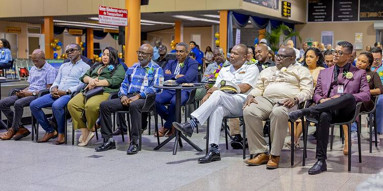 23326 1 Tijdens de viering van het 30-jarig bestaan van NV Luchthavenbeheer op maandag 23 maart 2026 is benadrukt dat de organisatie een belangrijke rol kan spelen in de economische ontwikkeling van Suriname. Minister Raymond Landveld van Transport, Communicatie en Toerisme (TCT) noemde NV Luchthavenbeheer daarbij “de poort naar de wereld” en wees op het strategisch belang van de Johan Adolf Pengel International Airport.