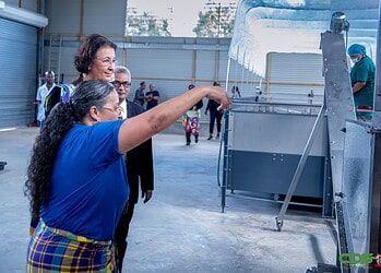 26326 4 De agrarische coöperatie Wi! Uma Fu Sranan ontvangt nieuwe Japanse machines voor cassaveverwerking. President Simons benadrukt het belang van lokale voedselproductie. Lees meer over deze ....