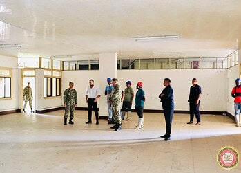 646195899 122240613590121783 1696068488262589401 n Renovatiewerkzaamheden bij de infanterie van het Nationaal Leger zijn gestart. Binnen het ministerie van Defensie zijn daarmee de eerste renovatieprojecten voor 2026 in uitvoering genomen. Minister Uraiqit Ramsaran bracht in dat kader een werkbezoek aan de Memre Buku Kazerne om zich te oriënteren op de voortgang en de staat van de faciliteiten.