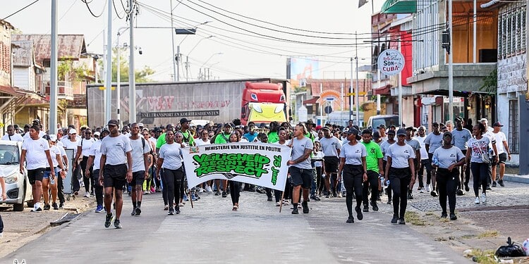Juspol viert 75 jaar met trimloop: “Veiligheid begint bij respect” 1 646872928 1321249900031378 8721062065089339327 n 1 Het Ministerie van Justitie en Politie (Juspol) heeft zaterdag 28 februari 2026 een trimloop georganiseerd in het kader van het 75-jarig bestaan van het ministerie. De jubileumherdenking staat gepland voor augustus 2026. De start vond plaats bij het hoofdkantoor van Juspol, waar medewerkers en genodigden bijeenkwamen voor een gezamenlijke sportactiviteit.