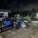 646997065 122348406896001925 493902022861677135 n Een Toyota Vitz is maandagavond 2 maart 2026 tegen een EBS-mast gebotst na een aanrijding met een Isuzu D-Max op de Kwattaweg, ter hoogte van de Jadnanansinglaan in Wanica. De politie van bureau Kwatta kreeg in de avonduren melding van het ongeval en stelde ter plaatse een voorlopig onderzoek in.