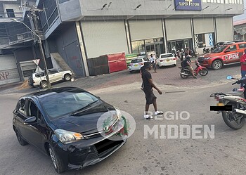 653701116 122350671734001925 6513307482788652912 n Een autobestuurder is na een verkeersongeval op de kruising van de Indira Gandhiweg en de Sitalweg in verzekering gesteld, nadat uit politieonderzoek bleek dat hij niet in het bezit was van een rijbewijs. Bij de aanrijding raakte een bromfietser gewond.