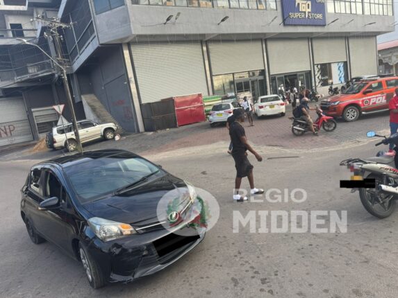 653701116 122350671734001925 6513307482788652912 n Een autobestuurder is na een verkeersongeval op de kruising van de Indira Gandhiweg en de Sitalweg in verzekering gesteld, nadat uit politieonderzoek bleek dat hij niet in het bezit was van een rijbewijs. Bij de aanrijding raakte een bromfietser gewond.