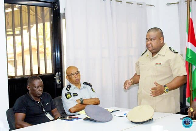 653713393 122263096946202744 1889959042587417024 n De districtsleiding van Albina heeft een groep tienerjongens streng gewaarschuwd vanwege hun betrokkenheid bij gewelddadig gedrag in de omgeving. Het gaat om jongens die zich in bendes hebben gegroepeerd en met elkaar op de vuist zijn gegaan, waarbij volgens de autoriteiten ook sprake was van het gebruik van wapens.