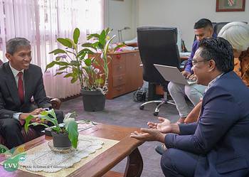 654415821 1247939197510535 3870148893616756109 n De ambassadeur van Indonesië in Suriname, Agus Priono, heeft op dinsdag 17 maart 2026 een beleefdheidsbezoek gebracht aan minister Mike Noersalim van Landbouw, Veeteelt en Visserij (LVV). Tijdens het overleg spraken beide partijen over het versterken van de bilaterale samenwerking en nieuwe ontwikkelingsmogelijkheden binnen de landbouw-, veeteelt- en visserijsector.