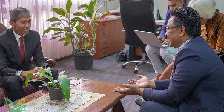 Indonesië en Suriname willen samenwerking in landbouw, visserij en aquacultuur versterken 1 654415821 1247939197510535 3870148893616756109 n De ambassadeur van Indonesië in Suriname, Agus Priono, heeft op dinsdag 17 maart 2026 een beleefdheidsbezoek gebracht aan minister Mike Noersalim van Landbouw, Veeteelt en Visserij (LVV). Tijdens het overleg spraken beide partijen over het versterken van de bilaterale samenwerking en nieuwe ontwikkelingsmogelijkheden binnen de landbouw-, veeteelt- en visserijsector.