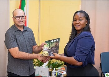656237076 1264482165785932 3501461424068096286 n Minister Huur bespreekt met SEMIF duurzame projecten voor lokale ontwikkeling en onderwijs in Suriname. Ontdek hoe deze samenwerking de regio kan versterken. Lees verder! ....