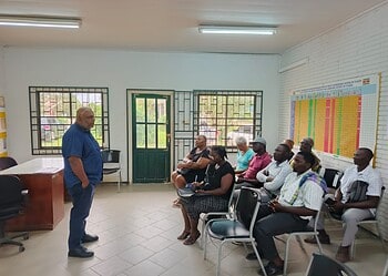 657388302 1256120686692386 4496756440035344429 n 2 LVV gaf in Wanica D een leerzame sessie over zelfvoorziening en teelttechnieken, met praktische tips en plantjes voor deelnemers. Lees verder voor alle details! ....
