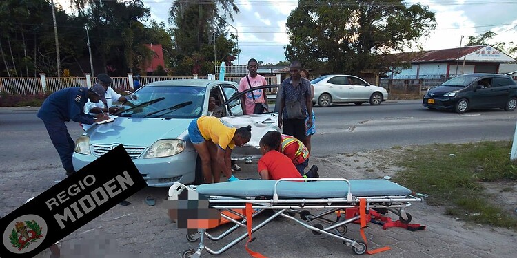 658374449 122351430098001925 4038347992451270147 n Op de Indira Gandhiweg in Wanica zijn zondagmiddag vier personen gewond geraakt bij een aanrijding tussen een personenauto en een bromfiets. Het ongeval vond rond 17.40 uur plaats ter hoogte van de Ramphalstraat.