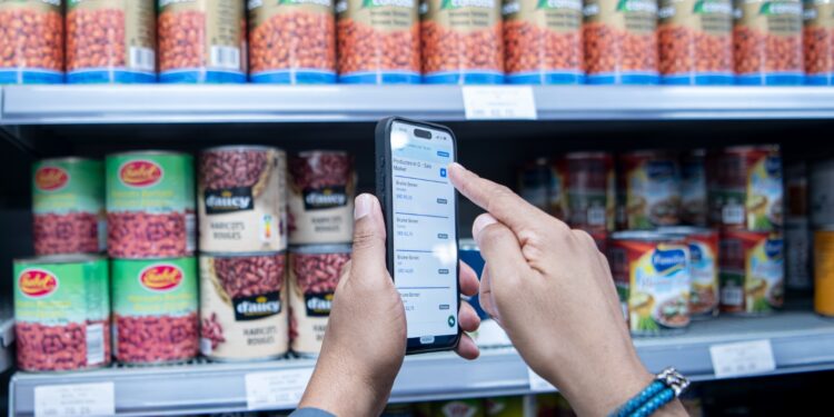 7d0c4b54 9417 4fd9 ac45 3cb9eb212c58 De webapplicatie ‘SRD Check’ is maandag officieel gelanceerd door minister Andrew Baasaron van Economische Zaken, Ondernemerschap en Technologische Innovatie (EZOTI). Met het digitaal platform wil het ministerie burgers actiever betrekken bij de controle op prijzen van basisgoederen in winkels.