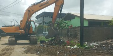 802dfeba d62f 4a75 8edb 167f7ded7078 e1773917970207 Het directoraat Openbaar Groen en Afvalbeheer (OGA) is begonnen met het verwijderen van gedumpt vuil op de berm langs de Schmeltzweg. De opruimingswerkzaamheden vonden plaats op 14 en 15 maart 2026 en worden in het weekend voortgezet.