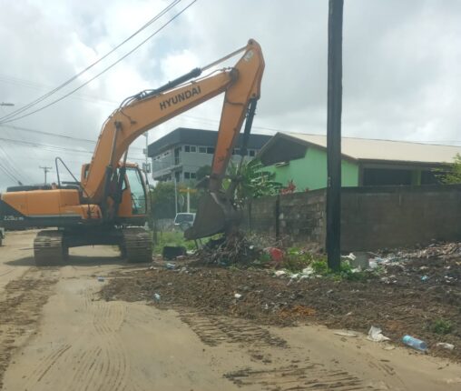 802dfeba d62f 4a75 8edb 167f7ded7078 e1773917970207 Het directoraat Openbaar Groen en Afvalbeheer (OGA) is begonnen met het verwijderen van gedumpt vuil op de berm langs de Schmeltzweg. De opruimingswerkzaamheden vonden plaats op 14 en 15 maart 2026 en worden in het weekend voortgezet.