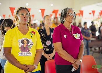 9326 5 In het kader van Internationale Vrouwendag zijn zaterdag diverse vrouwen in de bloemetjes gezet tijdens het evenement “Uma Sabi Yu Warti” in het Jeugdcentrum.