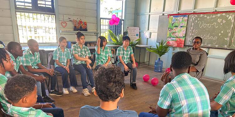 95e019d8 2e5f 44a1 9ac7 ae8a23fa933c Minister Adelien Wijnerman Financiën en Planning heeft maandag 2 maart tijdens de Nationale Voorleesdag voorgelezen aan leerlingen van leerjaar 6 van de St. Elisabethschool 2.