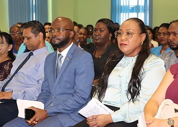 AZp 6 Minister André Misiekaba van Volksgezondheid, Welzijn en Arbeid heeft maandag bij de viering van 60 jaar Academisch Ziekenhuis Paramaribo (AZP) aangekondigd dat de regering minimaal SRD 60 miljoen zal investeren in de modernisering van cruciale ziekenhuisafdelingen.