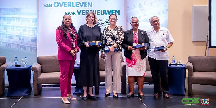 Academisch Ziekenhuis Paramaribo viert 60 jarig bestaan met symposium 1 Het Academisch Ziekenhuis Paramaribo (AZP) heeft zijn 60-jarig bestaan gemarkeerd met een symposium onder het thema: “Van overleving naar vernieuwing; op weg naar de volgende fase”.