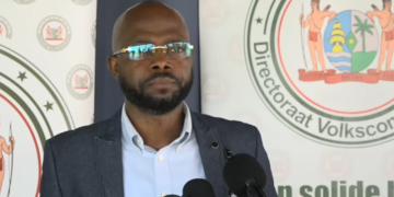 Andre misiekaba 1 “Afonsoewa is slachtoffer geworden van politieke rancune”, zei minister André Misiekaba van Volksgezondheid, Welzijn en Arbeid over Silvana Afonsoewa, die onterecht door voormalig Volksgezondheidminister Amar Ramadhin uit de betaalrol van het ministerie werd gehaald.