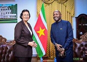 Apostel Suleman Ik denk dat dit de beste tijd is voor Suriname 2 Apostel professor Johnson Suleman uit Nigeria heeft op donderdag 5 maart 2026 een beleefdheidsbezoek gebracht aan president Jennifer Geerlings-Simons op het presidentieel paleis. De geestelijke, die in Suriname verbleef in verband met een evangelische missie, sprak tijdens het bezoek zijn waardering uit voor de ontvangst en de sfeer die hij in het land heeft ervaren.