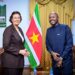 Apostel Suleman Ik denk dat dit de beste tijd is voor Suriname 2 Apostel professor Johnson Suleman uit Nigeria heeft op donderdag 5 maart 2026 een beleefdheidsbezoek gebracht aan president Jennifer Geerlings-Simons op het presidentieel paleis. De geestelijke, die in Suriname verbleef in verband met een evangelische missie, sprak tijdens het bezoek zijn waardering uit voor de ontvangst en de sfeer die hij in het land heeft ervaren.