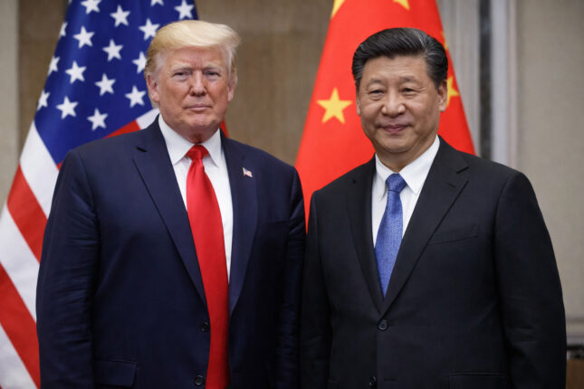 ChatGPT Image Mar 15 2026 11 28 02 AM De Verenigde Staten en China hebben zondag in Parijs opnieuw overleg gevoerd over hun economische relatie. De gesprekken worden geleid door de Amerikaanse minister van Financiën Scott Bessent en de Chinese vicepremier He Lifeng en vinden plaats op het hoofdkwartier van de Organisatie voor Economische Samenwerking en Ontwikkeling (OESO). Ook de Amerikaanse handelsvertegenwoordiger Jamieson Greer neemt deel aan het overleg.