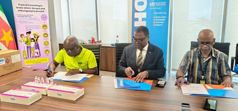 Donation 01 17032026 PAHO/WHO Suriname heeft dinsdag 17 maart 2026 officieel 334 ampullen Benzathine benzylpenicilline overgedragen aan de Medical Mission Primary Health Care Suriname (MM) en de Regionale Gezondheidsdienst (RGD). De ondersteuning is bedoeld om de aanpak van moeder-op-kindoverdracht van syfilis in Suriname te versterken.