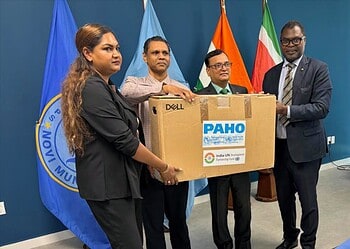 Donation PAHO India01 De PAHO/WHO Country Office in Suriname heeft dinsdag tien desktopcomputers overgedragen aan het ministerie van Volksgezondheid, Welzijn en Arbeid. De schenking vond plaats in aanwezigheid van de Indiase ambassadeur in Suriname, Subhash P. Gupta, en moet bijdragen aan de verdere versterking van de moeder- en kindzorg in het land.