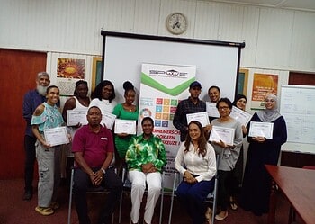 Foto Negen personen ronden training Basiskennis Boekhouden van SPWE succesvol af Negen deelnemers hebben met succes de training “Basiskennis Boekhouden” van de Stichting Productieve Werkeenheden (SPWE) afgerond. Na afloop van de drie weken durende opleiding namen zij op dinsdag 10 maart 2026 hun certificaat in ontvangst.