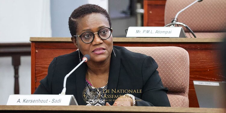 Foto2 In De Nationale Assemblée is maandag uitvoerig stilgestaan bij de recent afgesloten obligatieleningen en de financiële ontwikkelingen rond de Surinaamse staatsschuld.