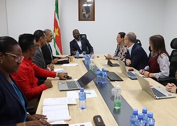 IDB Minister Misiekaba en de IDB bespreken samen verbeteringen in Surinaamse gezondheidszorg en sociaal beleid. Ontdek hoe deze samenwerking onze toekomst versterkt in het volledige artikel ....