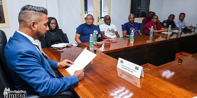 IMG 20260319 WA0029 De aanbestedingscommissie van het ministerie van Justitie en Politie moet toezien op een eerlijk en zorgvuldig traject bij voordrachten voor medailles en daarnaast advies uitbrengen over producten, kwaliteit en de betrouwbaarheid van aanbieders. Met de installatie van deze commissie wil minister Harish Monorath volgens het ministerie benadrukken dat correctheid, integriteit en rechtvaardigheid centraal staan binnen deze processen.