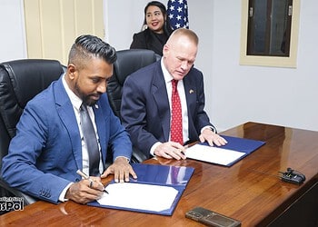 IMG 20260319 WA0065 VS stelt USD 740.500 beschikbaar aan Juspol voor narcoticabestrijding, wetshandhaving en versterking van de politiecapaciteit. Daarnaast volgt in april 2026 de formele overhandiging van nog eens USD 250.000. De financiële steun maakt deel uit van de voortzetting en uitbreiding van de veiligheidssamenwerking tussen Suriname en de Verenigde Staten.