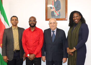 IMG 8689 Minister André Misiekaba van Volksgezondheid, Welzijn en Arbeid (VWA) heeft maandag 2 maart 2026 de Cubaanse ambassadeur Roberto Blanco Domínguez ontvangen voor een werkoverleg over verdere samenwerking in de gezondheidszorg.