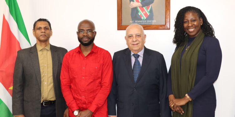 IMG 8689 Minister André Misiekaba van Volksgezondheid, Welzijn en Arbeid (VWA) heeft maandag 2 maart 2026 de Cubaanse ambassadeur Roberto Blanco Domínguez ontvangen voor een werkoverleg over verdere samenwerking in de gezondheidszorg.