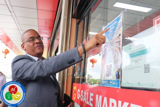 IMG 9953 De digitale prijscontroledienst SRD Check is nu gratis toegankelijk voor Telesur-klanten, ook wanneer zij geen beltegoed of actieve databundel hebben. Daarmee wil het ministerie van Economische Zaken, Ondernemerschap en Technologische Innovatie (EZOTI) de drempel verlagen voor consumenten die tijdens het winkelen snel officiële richtprijzen van basisgoederen en wisselkoersen willen raadplegen.