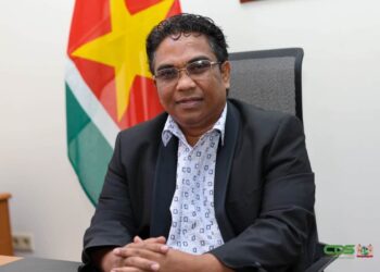 Korte en langetermijnmaatregelen moeten rijstsector in oude glorie herstellen 1 1536x1024 1 De regering werkt aan korte- en langetermijnmaatregelen om de rijstsector te versterken en Suriname opnieuw een stevige positie te geven als rijstproducent in de regio. Dat zegt minister Mike Noersalim van Landbouw, Veeteelt en Visserij (LVV) in een gesprek met de Communicatie Dienst Suriname (CDS).