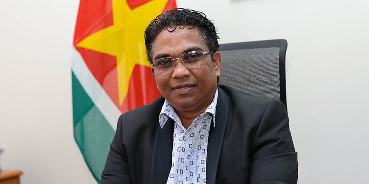 Korte en langetermijnmaatregelen moeten rijstsector in oude glorie herstellen 1 1536x1024 1 De regering werkt aan korte- en langetermijnmaatregelen om de rijstsector te versterken en Suriname opnieuw een stevige positie te geven als rijstproducent in de regio. Dat zegt minister Mike Noersalim van Landbouw, Veeteelt en Visserij (LVV) in een gesprek met de Communicatie Dienst Suriname (CDS).
