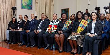 Negen nieuwe ambassadeurs van Suriname beedigd 1 President Jennifer Simons heeft vrijdag 13 maart 2026 negen diplomaten beëdigd tot buitengewoon en gevolmachtigd ambassadeur van de Republiek Suriname. De plechtigheid vond plaats op het Presidentieel Paleis in aanwezigheid van onder anderen vicepresident Gregory Rusland en minister Melvin Bouva van Buitenlandse Zaken, Internationale Handel en Samenwerking (BIS).