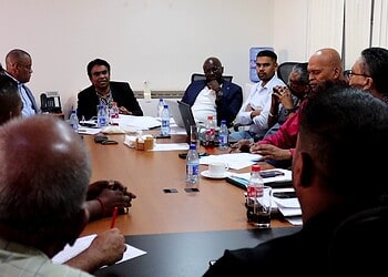 Overleg LVV met rijstboeren 1 Rijstboeren, vertegenwoordigd door de Vereniging Belangengroep Padieboeren in Nickerie (VBPN), hebben vrijdagmiddag 27 februari 2026 overleg gevoerd met LVV-minister Mike Noersalim. Volgens LVV is daarbij overeenstemming bereikt over de padieprijs.