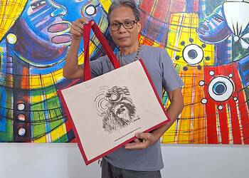 Persfoto launch DBS bag designed by Reinier Asmoredjo Ontdek het nieuwe tasontwerp van Reinier Asmoredjo tijdens de Boekenmarkt bij het Dierenasiel. Lees verder en steun dierenbescherming in Suriname! ....