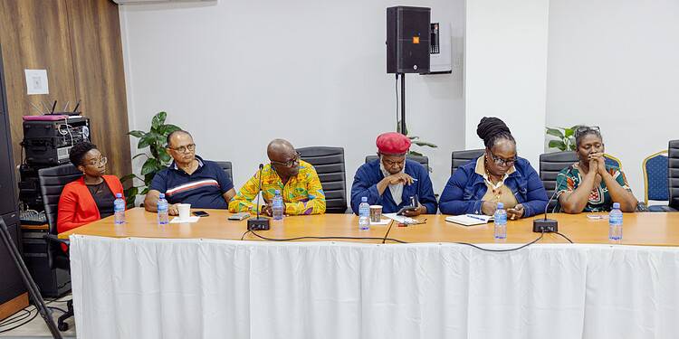 Regering consulteert ook Ravaksur en COL inzake ondersteunende maatregelen 4 De regering heeft in het kader van de verwachte economische gevolgen van de oorlog in het Midden-Oosten ook overleg gevoerd met vakorganisaties Ravaksur en de Confederatie voor Organisaties van Landsdienaren (COL). President Jennifer Simons ontving de maatschappelijke groepen donderdag 12 maart 2026 om hun inzichten aan te horen over maatregelen die de impact op de Surinaamse samenleving moeten verzachten.