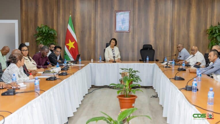 Regering en agrarische exporteurs werken aan integrale aanpak problemen 3 De regering en agrarische exporteurs willen met een gezamenlijke en integrale aanpak de teruglopende exportcijfers en structurele problemen in de sector aanpakken.