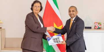 Rekenkamer van Suriname overhandigt jaarverslag 2025 aan president Simons 1 e1774999914724 De Rekenkamer worstelt met capaciteitsproblemen maar blijft waakzaam over overheidsfinanciën. Ontdek hoe zij de staat scherp in de gaten houden en lees het volledige verslag ....