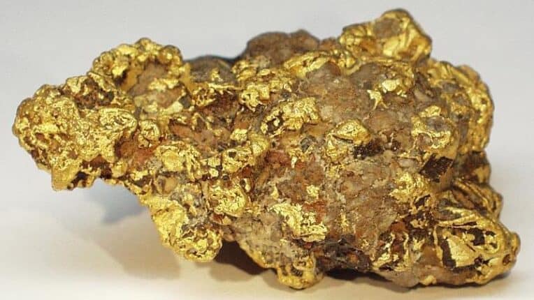 Ruw goud Een 51-jarige man met de initialen L.D. is op vrijdag 13 maart 2026 aangehouden op verdenking van gekwalificeerde verduistering en diefstal van een onbekende hoeveelheid ruw goud. Na overleg met een lid van het Openbaar Ministerie is de verdachte in verzekering gesteld.