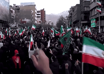 Screenshot 2026 03 01 122901 Israël heeft op zondag 1 maart 2026 een nieuwe reeks aanvallen op de Iraanse hoofdstad Teheran ingezet. Volgens Israël is het doel om “luchtmacht-dominantie” te bereiken en het operationele pad naar Teheran verder te openen. De aanvallen volgen op het bericht dat ayatollah Ali Khamenei, de hoogste leider van Iran, bij een eerdere luchtaanval is omgekomen. Aldus Reuters in hun berichtgeving.