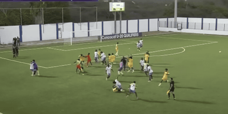 Screenshot 2026 03 04 164659 Guyana en Anguilla zijn gediskwalificeerd voor het Concacaf U20-kwalificatietoernooi na een massale vechtpartij tijdens hun onderlinge wedstrijd op Curaçao. Het duel liep zaterdag volledig uit de hand toen in de 86ste minuut meerdere spelers met elkaar op de vuist gingen. Op dat moment leidde Guyana met 5-0, waarna de wedstrijd voortijdig werd gestaakt.