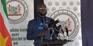 Screenshot 2026 03 11 140531 De regering zegt extra aandacht te hebben voor de verdere ontwikkeling van het Regionaal Ziekenhuis Wanica (RZW), het Streekziekenhuis Marwina en het Streekziekenhuis Atjoni. Minister André Misiekaba van Volksgezondheid, Welzijn en Arbeid (VWA) stelt dat deze ziekenhuizen een belangrijke rol moeten vervullen in de spreiding van zorg en het verminderen van de druk op het Academisch Ziekenhuis Paramaribo (AZP).