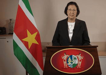 Screenshot 2026 03 12 114116 President Jennifer Simons heeft in een verklaring aan de natie bekendgemaakt dat de regering versnelde steunmaatregelen zal uitvoeren om de bevolking te beschermen tegen de economische gevolgen van de oorlog in het Midden-Oosten. Volgens het staatshoofd heeft de internationale crisis ook directe impact op Suriname, vooral op economisch vlak.